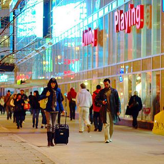 E' il giorno del &quot;Black Friday&quot;, il venerdì nero dello shopping: anche i lomellini a caccia dell'ultimo sconto