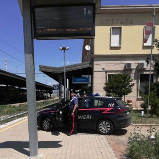 Mortara: ritardano la partenza di un treno mentre vanno al rave party, nei guai nove giovani
