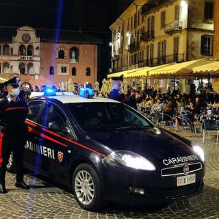 Pavia: richiama i ragazzi che fanno rumore in centro e viene malmenato, nei guai cinque giovani