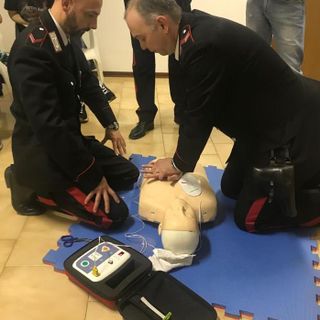 Il comando provinciale dei carabinieri acquista 15 defibrillatori, quattro saranno destinati in Lomellina