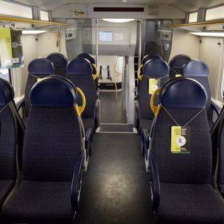 “Fase 2”, ecco le linee guida di Trenord in vista della parziale riapertura. A bordo posti a sedere distanziati e solo con mascherine e guanti