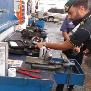 Raffinavano la cocaina all'interno di un'autocarrozzeria abusiva, in manette cinque persone (FOTOGALLERY)