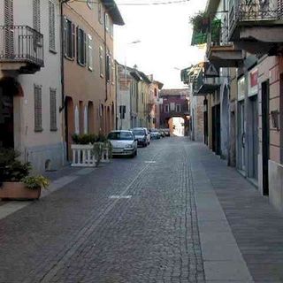 Gambolò, troppe buche dopo i lavori stradali: il sindaco ordina alle aziende di ripararle