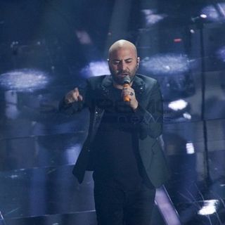 Giuliano Sangiorgi ieri durante l'esibizione