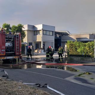 Motta Visconti: rogo in una ditta di vernici e solventi, quattro persone soccorse