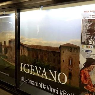 - FOTONOTIZIA - alla fermata della metropolitana Duomo di Milano, presenti due totem sulla prossima edizione del Palio delle Contrade