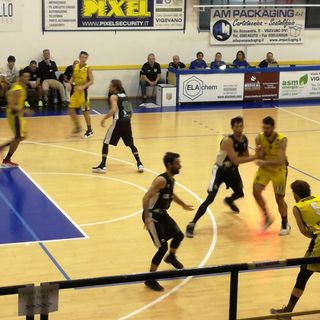 Basket, Serie B: Vigevano si spegne nel finale e viene punita sulla sirena (66-68)