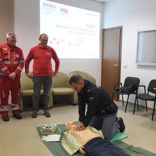 Vigevano: consegnato un defibrillatore al commissariato di polizia di Stato