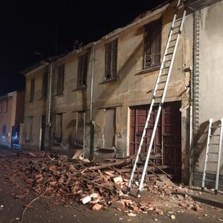 Lomello: crolla parte di un tetto in via Roma, nessun ferito, ma attimi di paura