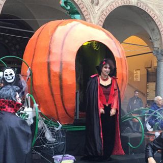 - (FOTOGALLERY) - Vigevano, tutti in costume per Halloween. Bambini ed adulti in piazza Ducale