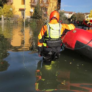 Pavia: in Borgo Ticino, dopo la piena, abitanti evacuati con il gommone