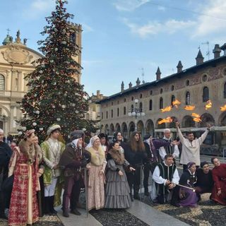 - (FOTONOTIZIA) - Vigevano: I musici e alfieri dell'Onda Sforzesca accolgono i turisti in piazza Ducale