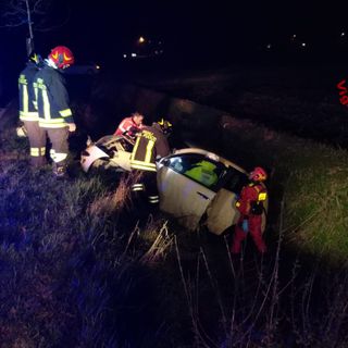 - (VIDEO) - Torre d'Isola: finisce nel fosso con l'auto, ferita una 40enne