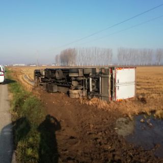 Robbio: tir carico di ortaggi si ribalta sulla provinciale 596. Strada chiusa tra Robbio e Castelnovetto