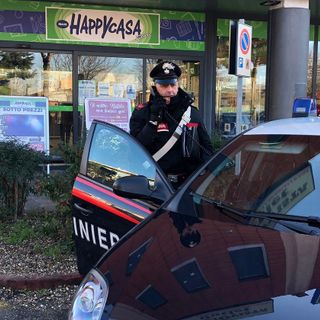Pavia: sorpreso a rubare cosmetici, si dà alla fuga mostrando un'arma, ma viene rintracciato e arrestato dai carabinieri