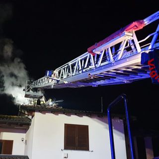 Pavese: in fiamme una canna fumaria, intervengono i vigili del fuoco