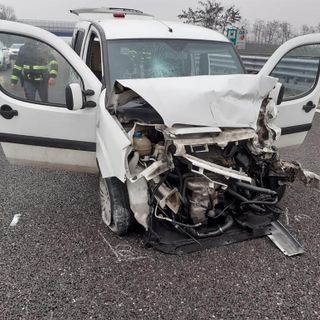 Scontro tra auto sull'autostrada A7: coinvolte tre persone, interviene l'elisoccorso