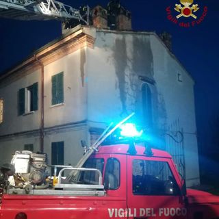 Pavese: brucia una canna fumaria a Mezzanino, i vigili del fuoco evitano le fiamme sul tetto di un'abitazione