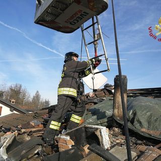 Pavese: in fiamme una canna fumaria a Torre d'Isola, intervengono i vigili del fuoco