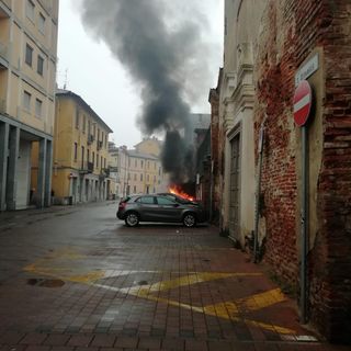 Mortara: in fiamme un'auto in piazza Olivelli, intervengono i vigili del fuoco