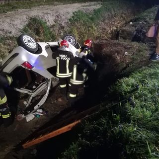 Mede: si ribalta in un fosso con l'auto sulla provinciale 194, ferita una 23enne