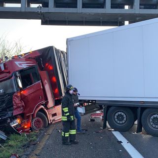 Voghera: scontro fra tir sull'autostrada Torino-Piacenza, traffico bloccato per un'ora