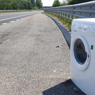 Magenta: nella Boffalora Malpensa deserta spunta la lavatrice