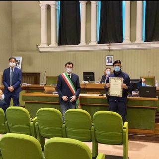 Vigevano, encomio a 5 agenti della polizia locale per l’indagine lampo sui danneggiamenti in piazza Ducale