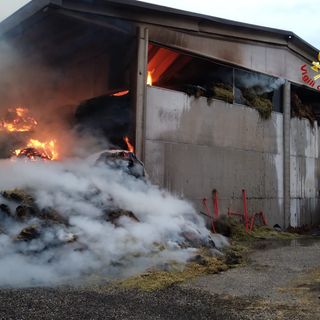VIDEO. Oltrepò: prosegue l'intervento dei Vigili del fuoco per spegnere l'incendio al fienile di Torricella Verzate