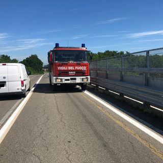Mede: cade dal cavalcavia ferroviario, 67enne in gravi condizioni