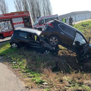 Mortara: scontro tra auto sulla ex statale 494, coinvolti due uomini