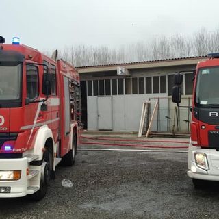Robbio: fiamme in un'attività commerciale, i vigili del fuoco limitano i danni
