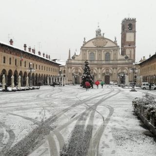 - FOTO - Vigevano: atmosfera natalizia con la neve in piazza Ducale