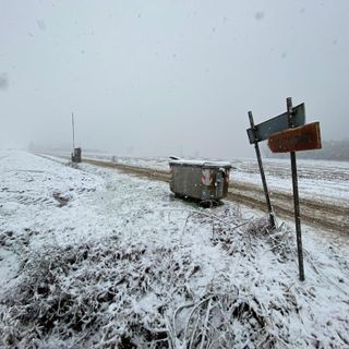 La strada imbiancata dalla neve che conduce a Cascina Cantalupa luogo della tragedia
