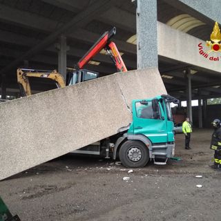 Oltrepò: urta la trave di un capannone che crolla sulla cabina di un camion, illeso miracolosamente l'autista