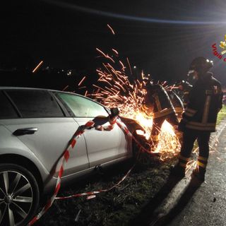 Pavese: schianto nella notte a Copiano, feriti cinque giovani, uno è gravissimo