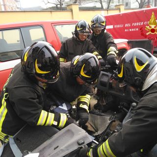 I vigili del fuoco a Roma per l'addestramento sulle nuove attrezzature da taglio