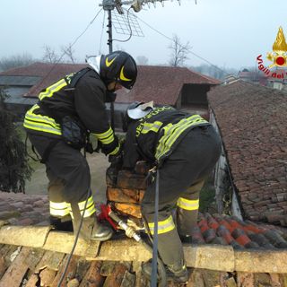 Pavia: in fiamme una canna fumaria in via Torre del Gallo