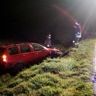 Gambarana: escono di strada con l'auto sulla provinciale, lievemente feriti due giovani