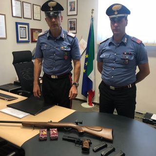 Voghera: ruba la pistola e 40 proiettili alla madre che lo denuncia