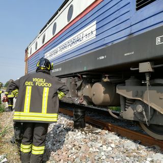 Torre Beretti: scontro fra motrice di un treno e mezzo agricolo, tutti illesi