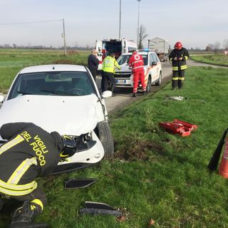 Mede: scontro auto-camion sulla sp194, lievemente ferite due anziane