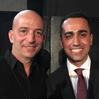 (Luigi Di Maio con il sindaco di Sedriano Cipriani)