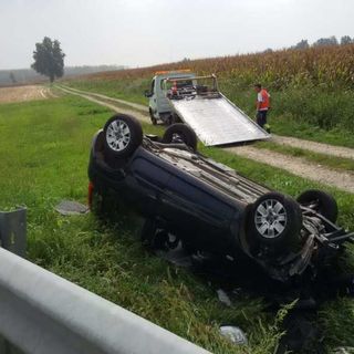 Automobilista perde il controllo del veicolo e si ribalta tra Cisliano e Bestazzo