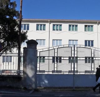 A Vigevano auto sfonda il muro dell'Istituto Roncalli