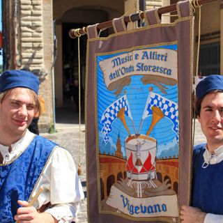 Vigevano, gli Alfieri dell’Onda Sforzesca fanno incetta di medaglie a Pesaro