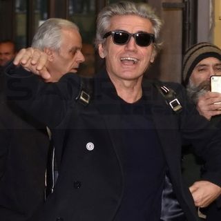 Ligabue con i fan all'esterno dell'Ariston