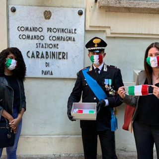 Pavia: la 5°moda dell'istituto superiore &quot;Cremona&quot; dona mascherine tricolori ai Carabinieri