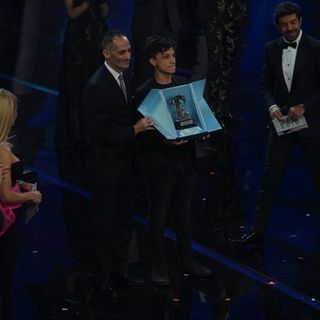 La premiazione sul palco dell'Ariston (Foto: Duilio Rizzo) La premiazione sul palco dell'Ariston (Foto: Duilio Rizzo)