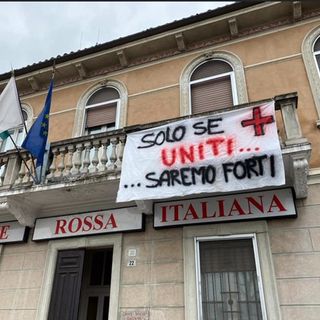 Mortara, esposto striscione sul balcone della sede Cri di via Capettini